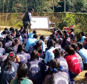 भूकम्पले विद्यालय भवन क्षति हुँदा खुला चौर र टेन्टमा पठनपाठन
