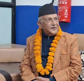 एमाले अध्यक्ष ओली धनगढीबाट बैतडी जाँदै