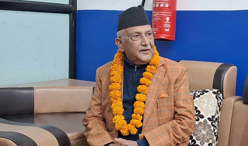 एमाले अध्यक्ष ओली धनगढीबाट बैतडी जाँदै