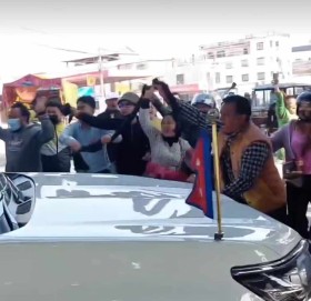 कोशी प्रदेशका मुख्यमन्त्री कार्कीलाई पहिचानवादीले देखाए कालो झण्डा