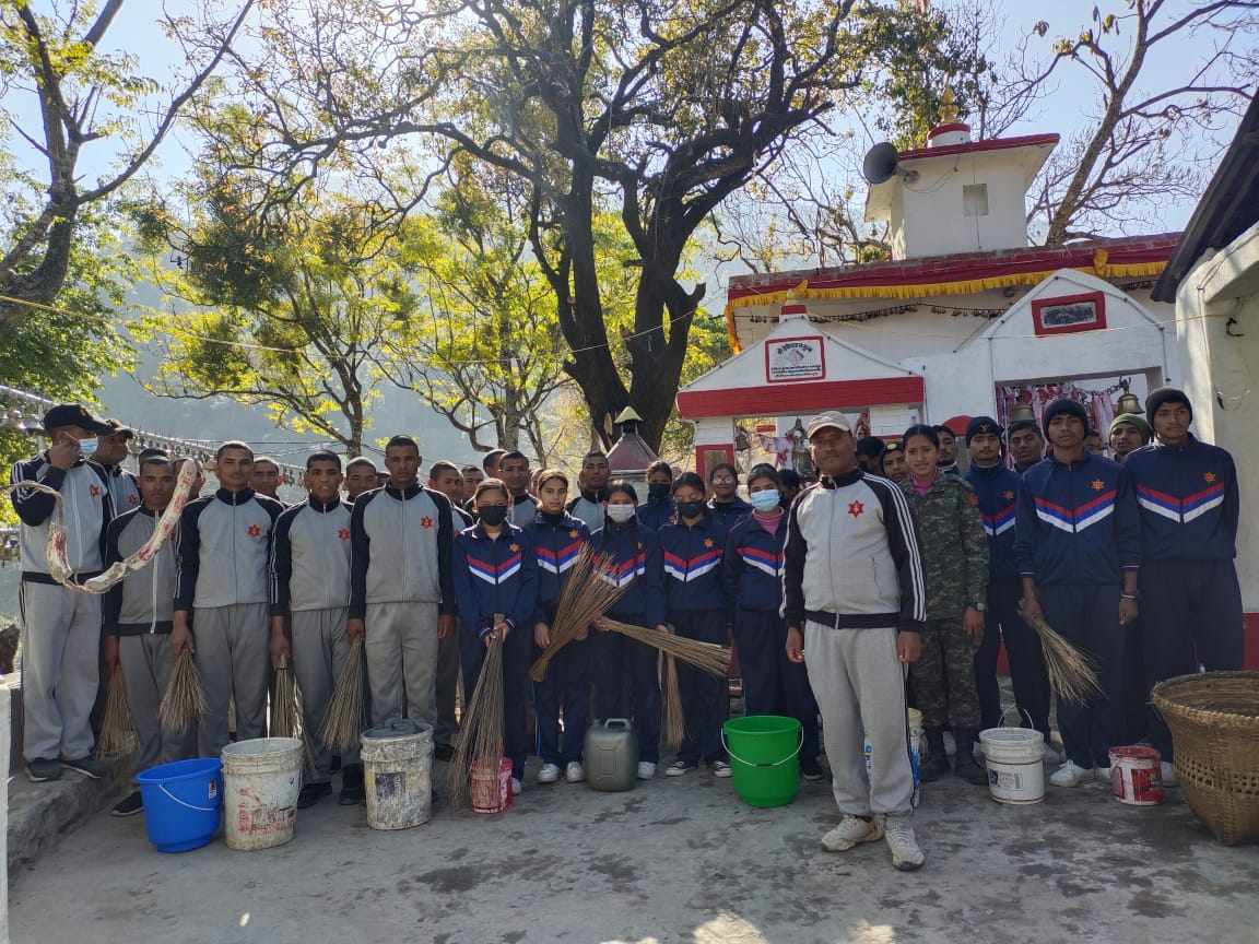 एनसीसीकाे छैटाैँ स्थापना दिवसकाे अवसरमा बडिमालिका मन्दिर सरसफाई