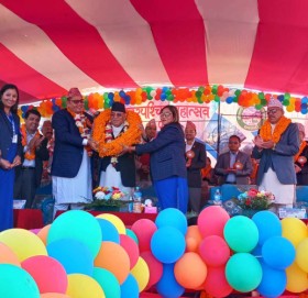 धनगढीमा प्रधानमन्त्री दाहाललाई १० बुँदे मागसहित १० किलोको माला