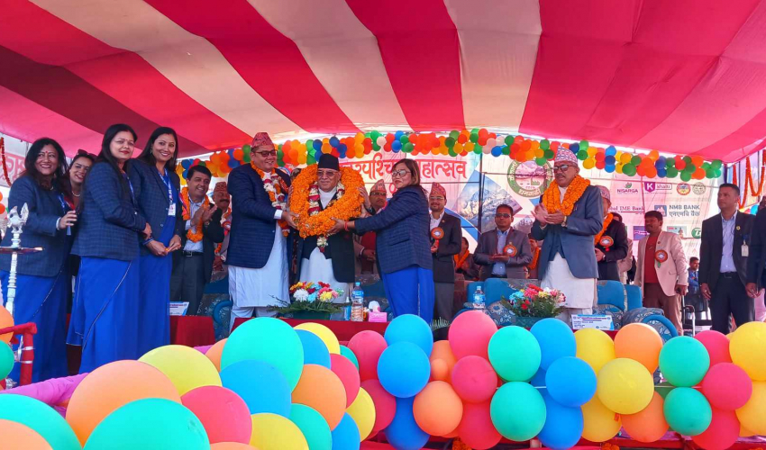 धनगढीमा प्रधानमन्त्री दाहाललाई १० बुँदे मागसहित १० किलोको माला