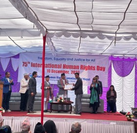 मानव अधिकार पुरस्कार २०८० बाट बाजुराका पत्रकार  सिंह सम्मानीत