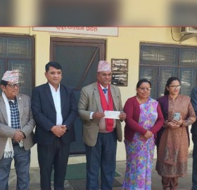 एमाले सुदूरपश्चिमका ९ जना सांसदले गरे भूकम्प पीडितलाई आर्थिक सहयोग