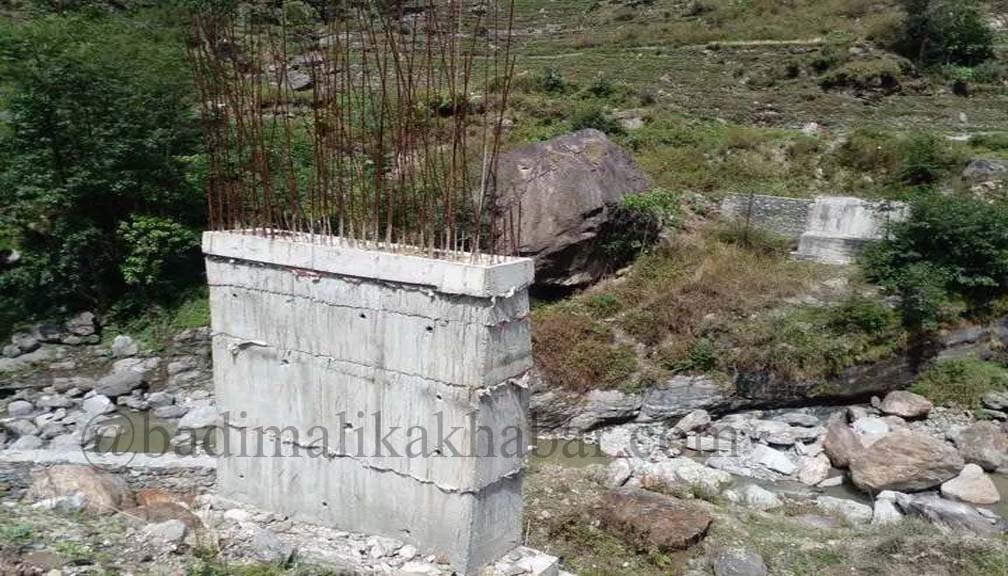 चौतर्फी आलाेचनापछि आठ बर्षदेखि अलपत्र बार्जुगाड पुलको काम सुरु