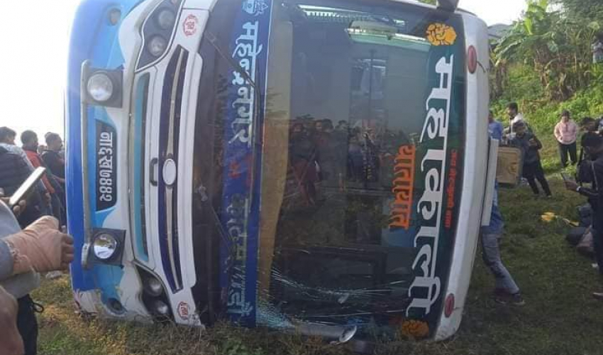 काठमाण्डौंबाट महेन्द्रनगरका लागि छुटेको बस बर्दियामा दुर्घटना