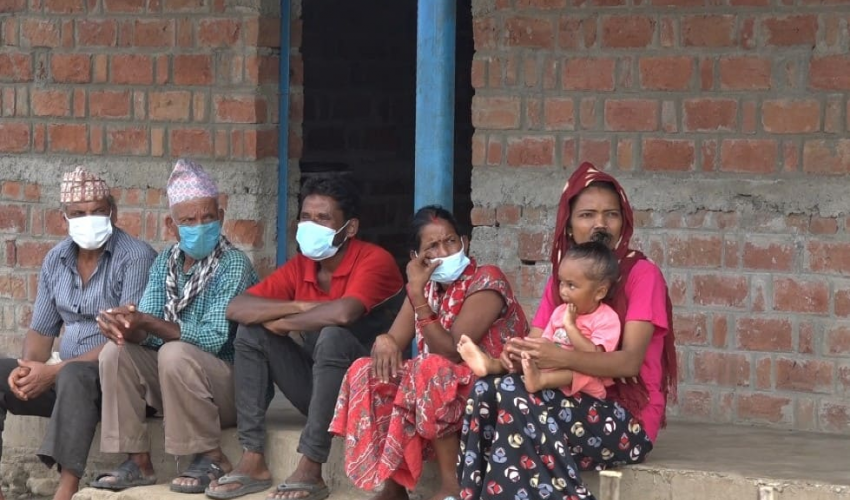 सुदूर पहाडी जिल्लाका मुक्त हलियाले उपचार नपाउँदा घरमै सिकिस्त