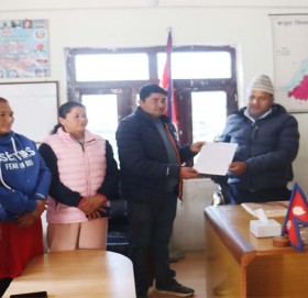 खाद्य अधिकार संजाल बाजुराले बुझायो प्रमुख जिल्ला अधिकारी पौडेललाई ७ बुदेँ ज्ञापन पत्र