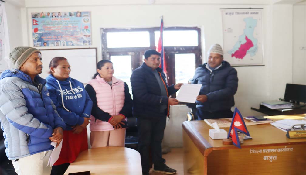 खाद्य अधिकार संजाल बाजुराले बुझायो प्रमुख जिल्ला अधिकारी पौडेललाई ७ बुदेँ ज्ञापन पत्र