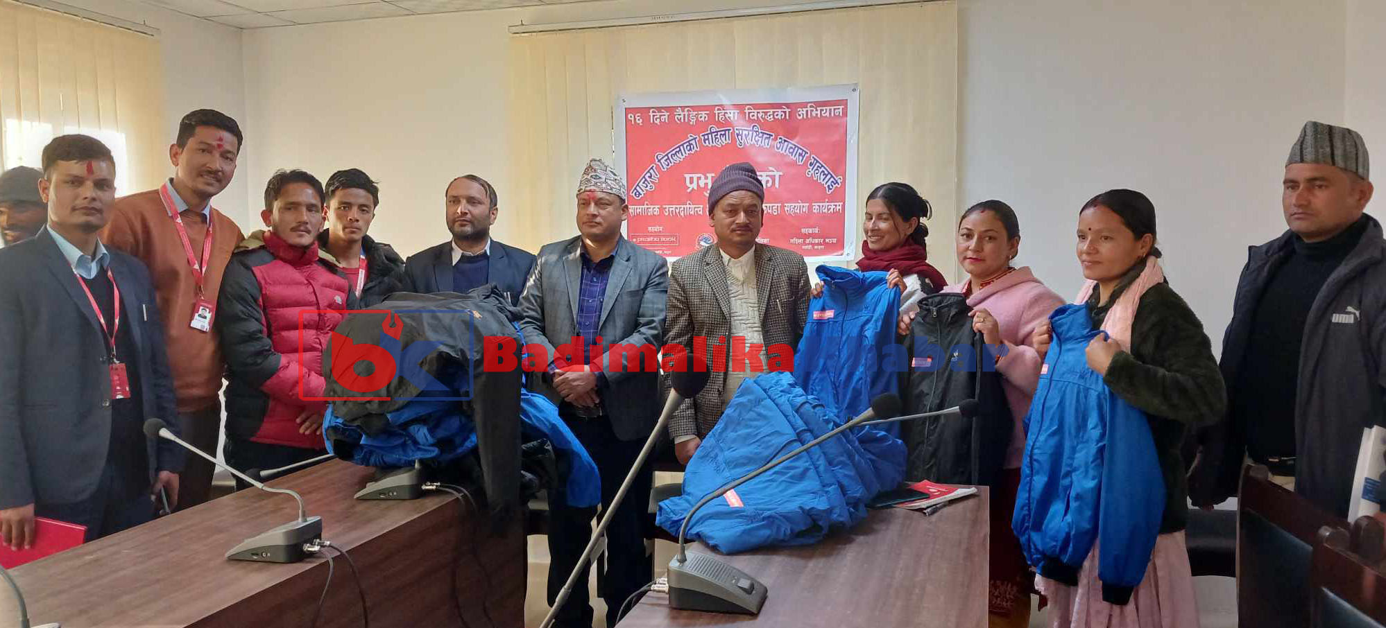 प्रभु बैंक बाजुराद्धारा महिला सुरक्षित आवास गृहलाई न्यानो कपडा सहयोग