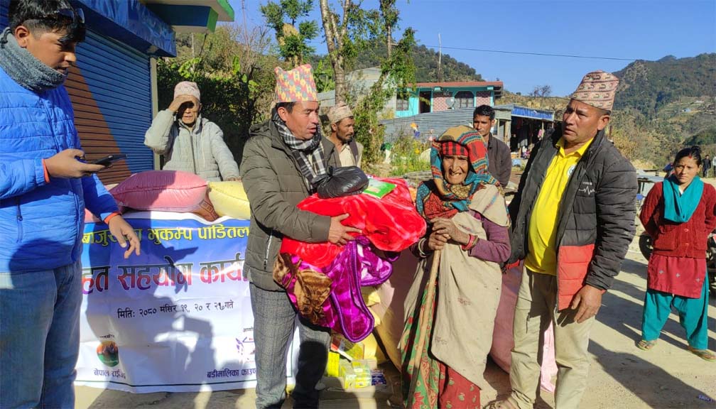 बाजुराका भुकम्पबाट पिडीत १ सय ५६ परिवारलाइ राहत वितरण