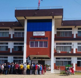 निस्सा वितरणमा ढिलाइ गरेको भन्दै सुकुमबासीले गरे टीकापुर नगरपालिका घेराउ