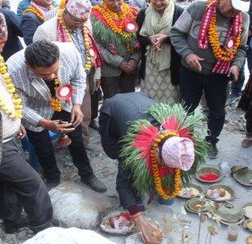 बाजुरामा दुइ वटा मोटरेवल पुलको पूर्वाधार विकास मन्त्री देउवाद्धारा शिलान्यास