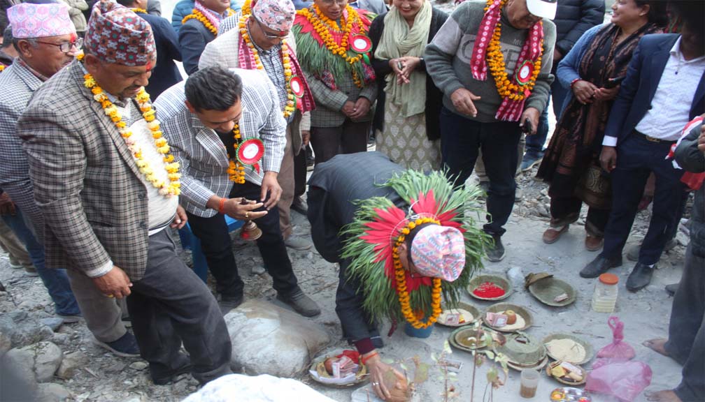 बाजुरामा दुइ वटा मोटरेवल पुलको पूर्वाधार विकास मन्त्री देउवाद्धारा शिलान्यास