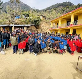 बुढिगंगाको दुधिर आधारभूत विद्यालयका बिद्यार्थीलाई न्यानो लुगा वितरण