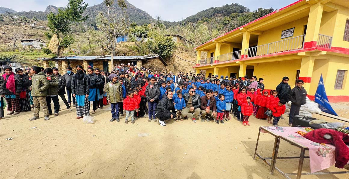 बुढिगंगाको दुधिर आधारभूत विद्यालयका बिद्यार्थीलाई न्यानो लुगा वितरण