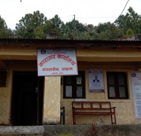 कैदीलाई बाजुरा घुमाउने अछाम कारागारका जेलर शाहीको सरुवा