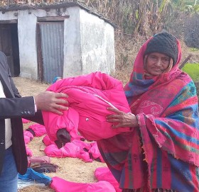 शान्ति सेवा गृहद्धारा खप्तड छेडेदहका भूकम्प पिडितलाई राहत वितरण