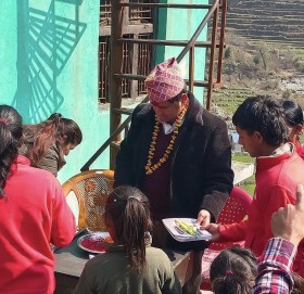वडा अध्यक्ष पाध्यायद्धारा जन्मदिनको अवसरमा स्टेसनरी तथा खाद्यान्न सहयोग