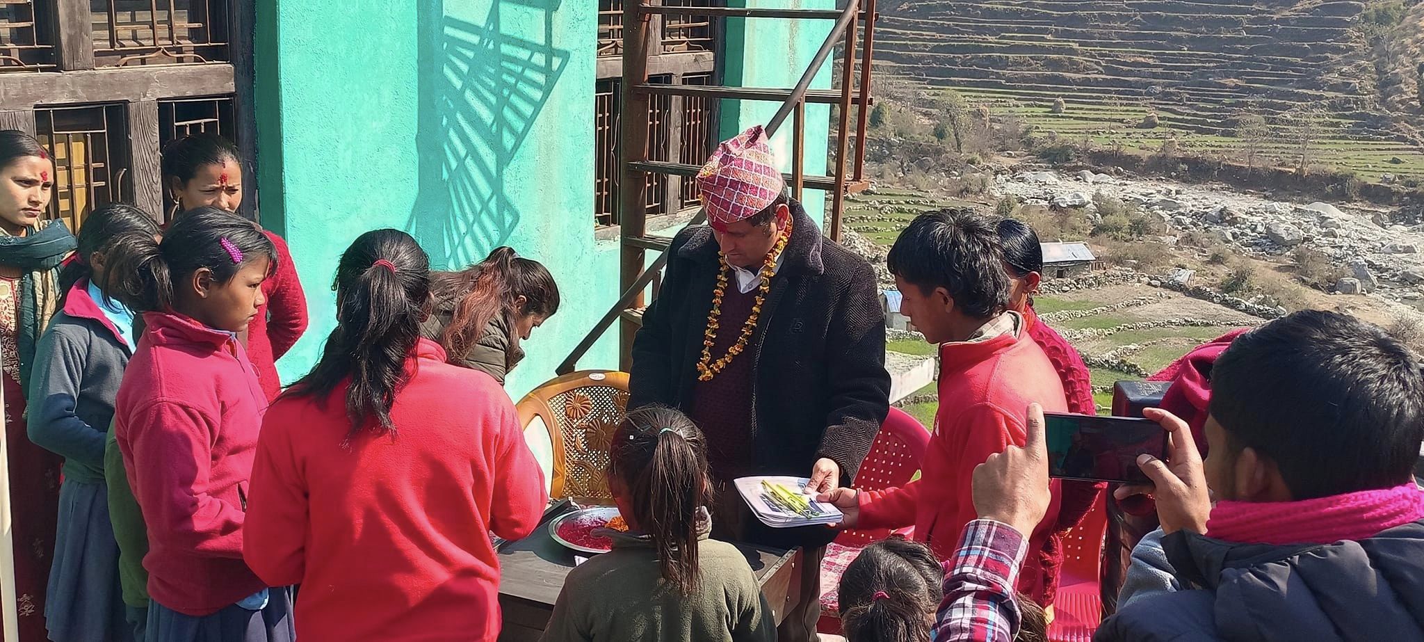 वडा अध्यक्ष पाध्यायद्धारा जन्मदिनको अवसरमा स्टेसनरी तथा खाद्यान्न सहयोग