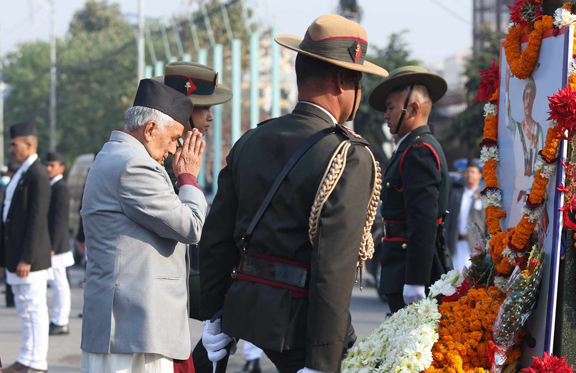 राष्ट्रपति पौडेलद्वारा राष्ट्रनिर्माता पृथ्वीनारायण शाहको सालिकमा माल्यार्पण