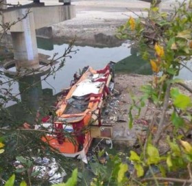 दाङ बस दुर्घटना : चालक भन्छन्- चक्का नघुमेपछि बस नदीमा खस्यो