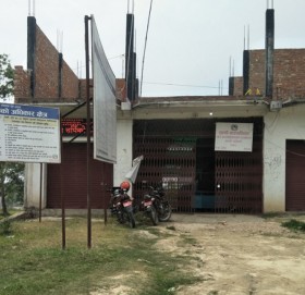 वडाध्यक्षले लगाइदिए गाउँपालिकाको कार्यालयमा ताला