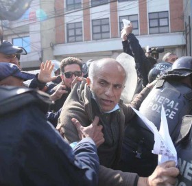 निषेधित क्षेत्र तोड्न खोज्दा डा. गोविन्द केसीसहित ७ प्रदर्शनकारी पक्राउ