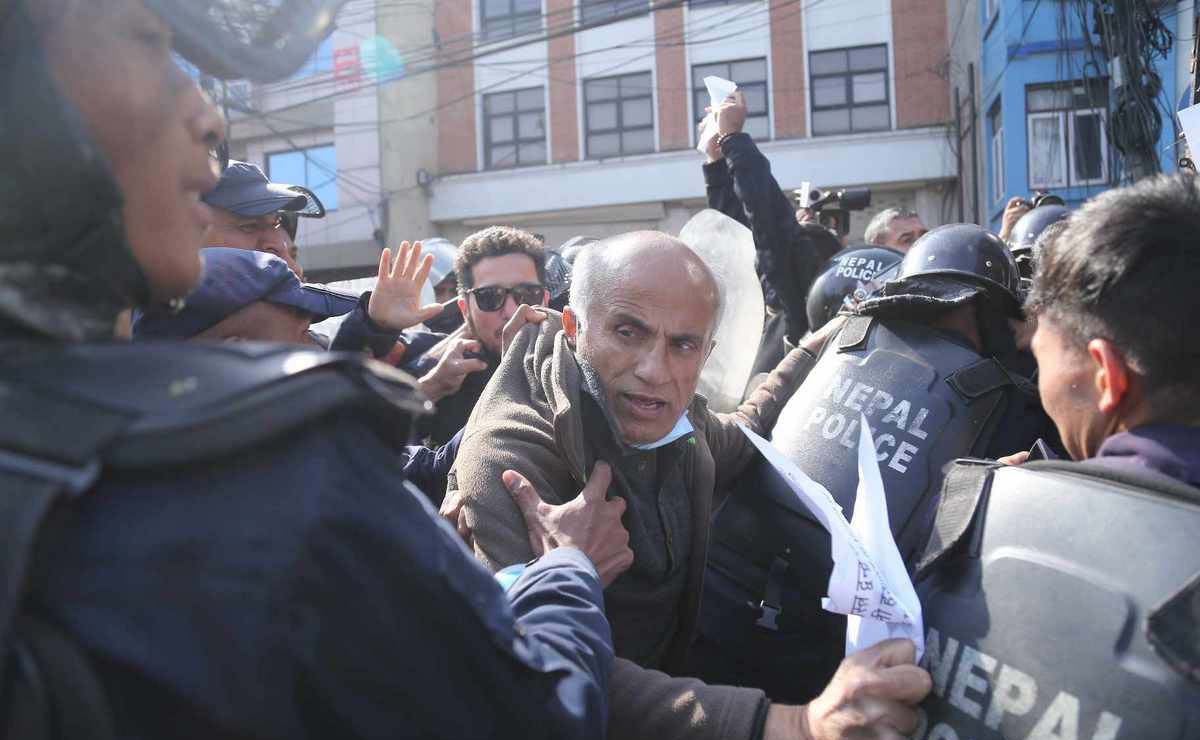 निषेधित क्षेत्र तोड्न खोज्दा डा. गोविन्द केसीसहित ७ प्रदर्शनकारी पक्राउ