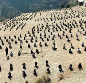 जीर्ण कक्षाकोठामा पढाइ, धुलाम्मे चौरमा परीक्षा