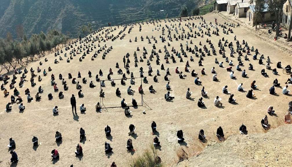 जीर्ण कक्षाकोठामा पढाइ, धुलाम्मे चौरमा परीक्षा