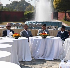 राष्ट्रपतिले शीतल निवासमा बोलाएर नेताहरुलाई भने- संविधान कार्यान्वयनमा प्रण गरौं