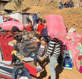 रुकुम पश्चिमका १ सय २८ परिवारलाई खाद्यान्न र ४५ घर निर्माण साम्रगी सहयोग