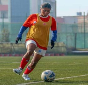 मोजाको बल गुडाउने संघर्षबाटै  बाजुराकी सरिता राष्ट्रिय फुटबल टिममा