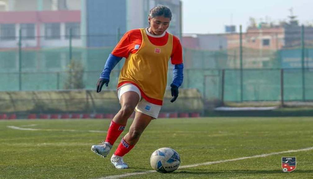 मोजाको बल गुडाउने संघर्षबाटै  बाजुराकी सरिता राष्ट्रिय फुटबल टिममा