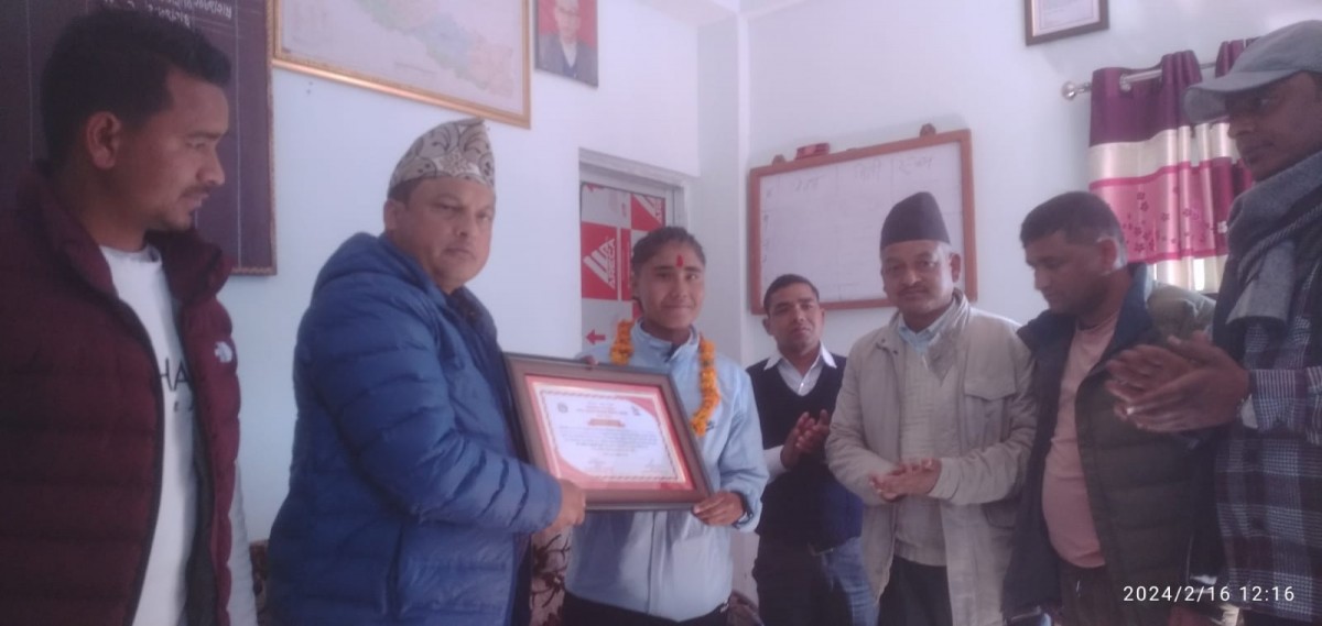 राष्ट्रिय फुटवल खेलाडी सरिता नाथलाई बडिमालिकाले गर्यो सम्मान