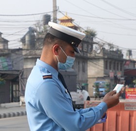 चिट काटेको रिसमा ट्राफिक प्रहरीमाथि कार्यालयमै छुरा प्रहार