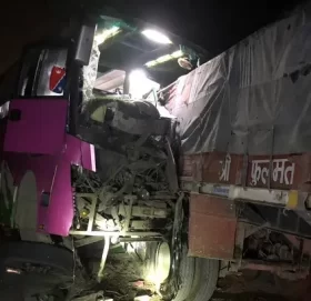 रौतहटबाट काठमाडौँतर्फ जाँदै गरेको बस दुर्घटना, २० जना घाइते