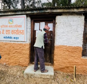 बुढिगंगा नगरपालिका ७ को वडा कार्यालयमा लगाएको ताला २३ दिन पछि खुल्यो ।