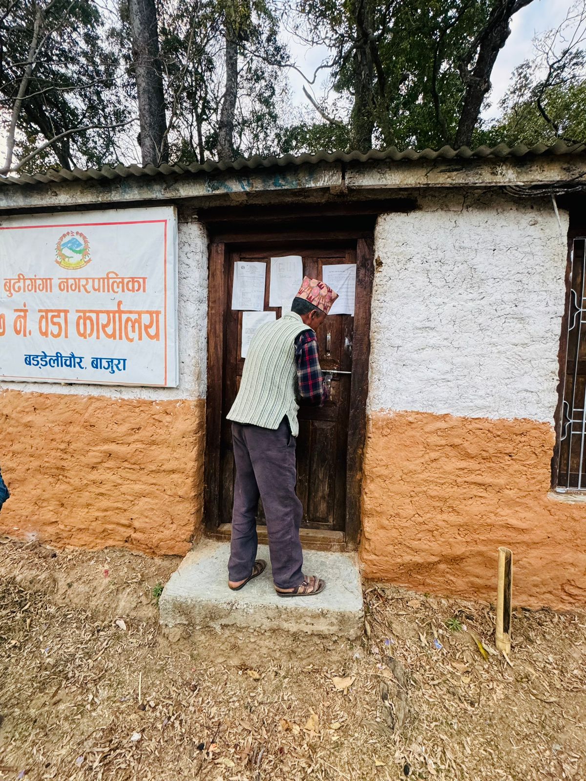 बुढिगंगा नगरपालिका ७ को वडा कार्यालयमा लगाएको ताला २३ दिन पछि खुल्यो ।