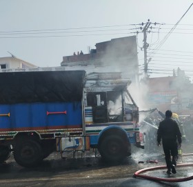 ट्रकको ठक्करबाट स्कुटर चालकको मृत्यु भएपछि स्थानीयले लगाइदिए ट्रकमा आगो