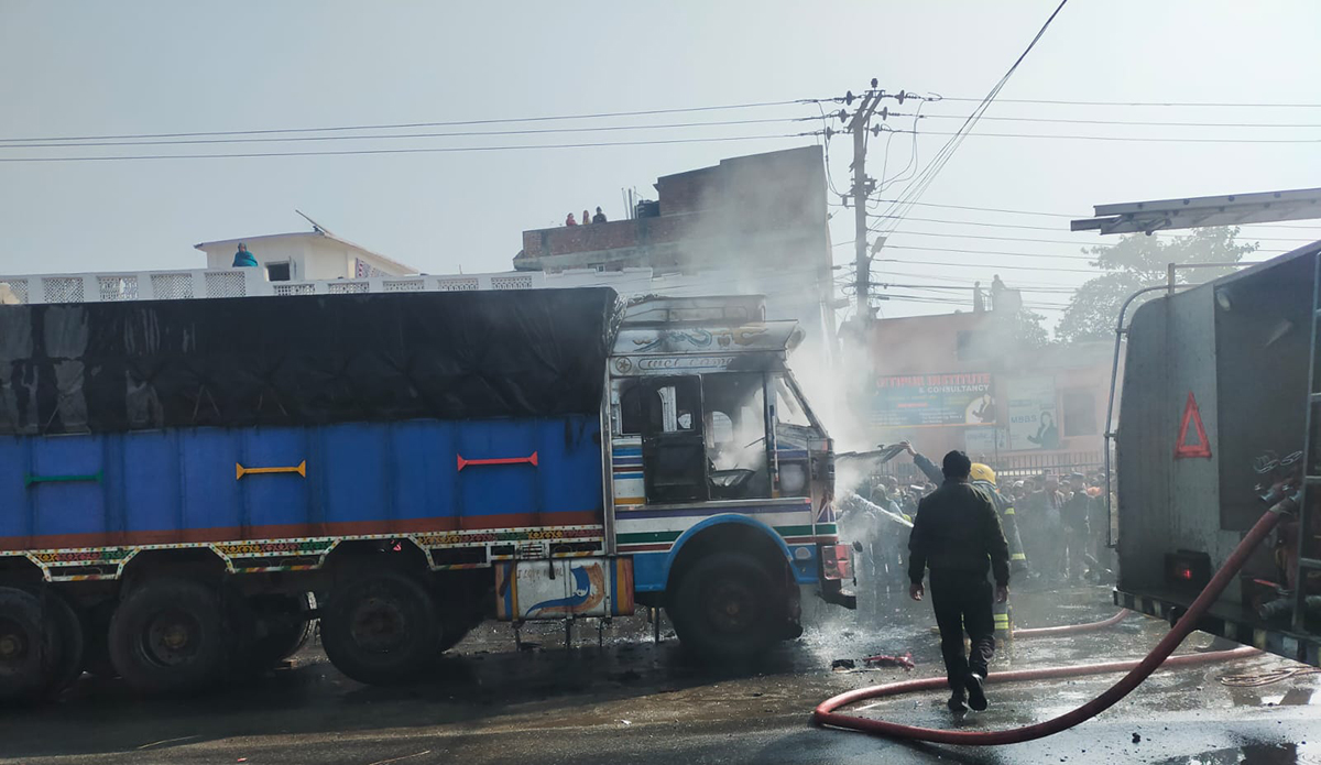 ट्रकको ठक्करबाट स्कुटर चालकको मृत्यु भएपछि स्थानीयले लगाइदिए ट्रकमा आगो