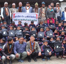 बुढिनन्दा नगरपालिकाका विद्यार्थीलाई न्यानो लुगा तथा स्टेशनरी वितरण