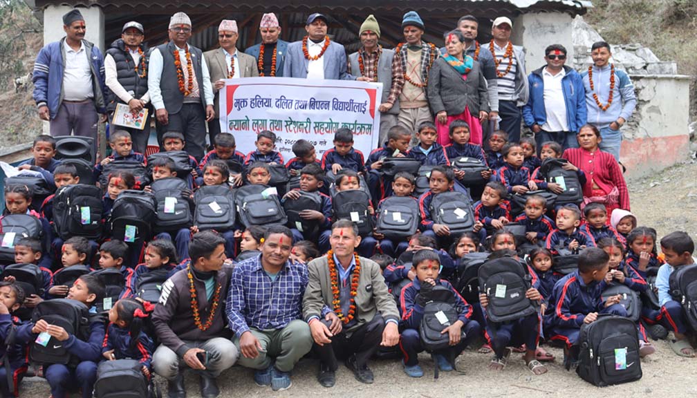 बुढिनन्दा नगरपालिकाका विद्यार्थीलाई न्यानो लुगा तथा स्टेशनरी वितरण