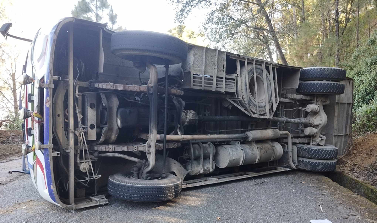 बाजुराबाट नेपालगञ्ज जाँदै गरेको बस डडेल्धुरामा दुर्घटना, १३ जना घाइते