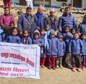 बडिमालिका नगरपालिका ७ का बालबालिकालाई न्यानो कपडा बितरण