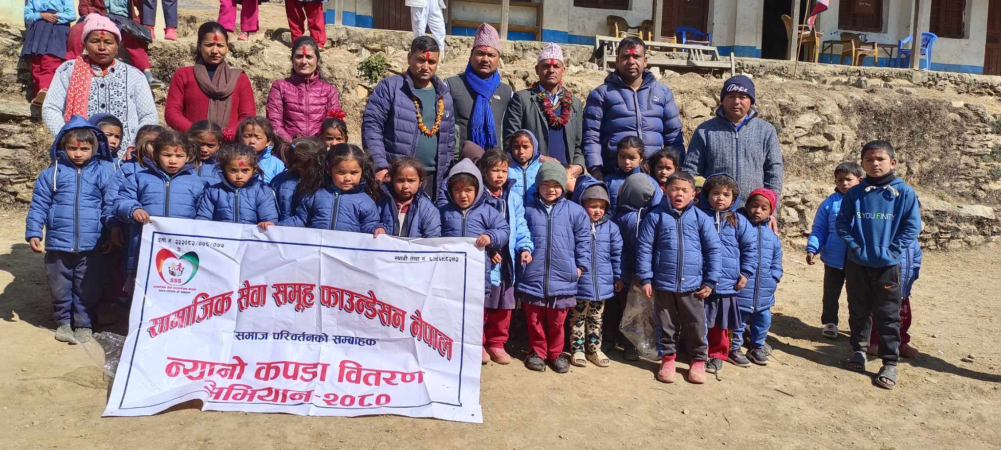 बडिमालिका नगरपालिका ७ का बालबालिकालाई न्यानो कपडा बितरण