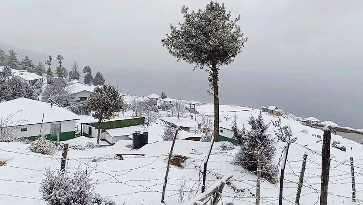 बर्खा लाग्यो, हिउँ पर्न छाडेन मुस्ताङमा