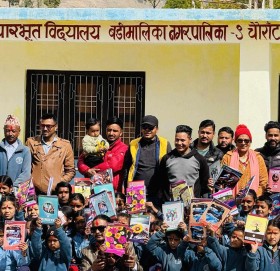 आरसीले बिरामीलाई फलफूल र विद्यार्थीलाई शैक्षिक सामग्री सहयोग गरेर मनाए जन्मदिन